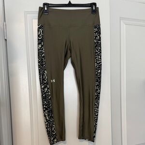 Under Armour 7/8 Hunter Green Leggings with Camo Pattern.